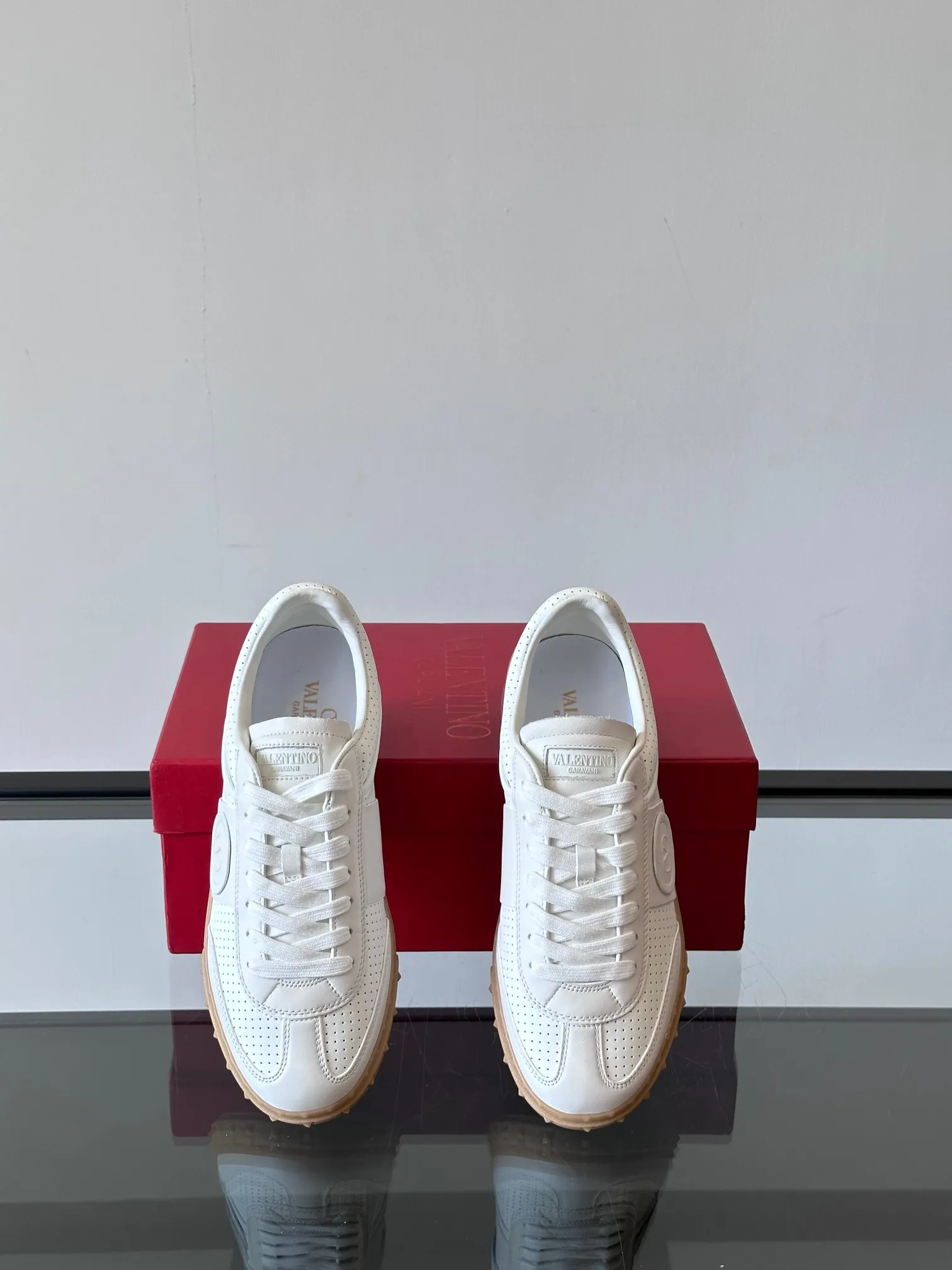 Factory price: 438💰Original quality, top version on the market VALENTINO (Valentino) latest fashion week catwalk [couples 👫 model], unique design, fashionable family specializes in slim feet🔥A fashion product of Baita [strong] Fabric: The toe is made of high mercerized triangular grain cowhide and A-grade full-grain cowhide, original lasting process Inner lining: cowhide lining + men's shoes 💰U hanging mesh feet, heels and tongues decorated with VaIentin* shallow relief oversized rivets Size: 38-44, customized 45